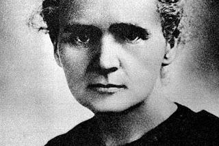 O naszej patronce Maria Skłodowska urodziła się 7 listopada 1867 roku w Warszawie. Była najmłodsza z piątki dzieci Bronisławy i Władysława Skłodowskich.