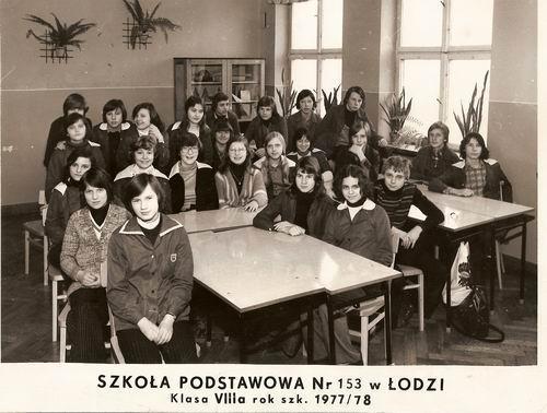 Z kroniki szkolnej Budowę naszej szkoły zaczęto w roku 1956, a skończono w 1957. Na parterze znajdowała się biblioteka, gabinet lekarza pediatry i stomatologa.