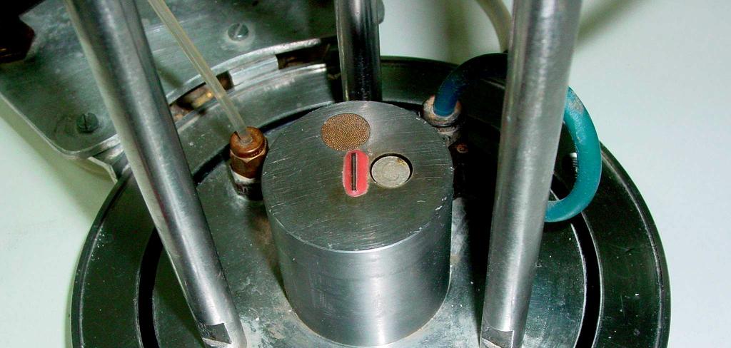 Zabezpieczenie przyłącza przewodu Swage fitting to lock 14 conductor cable Przewód stalowy wewnątrz rury Wire spliced to cable inside tube Geofon 1 m Czujnik do pomiaru oporu na pobocznicy Strain