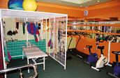 noclegi, wyżywienie 3 posiłki serwowane do stolika, wyspecjalizowana kadra rehabilitacyjna, doraźna opieka medyczna, 3 zabiegi dziennie w dni robocze (z wyłączeniem masażu suchego), program