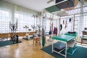 Sala gimnastyczna wyposażona w zestaw urządzeń do gimnastyki i rehabilitacji; rehabilitacja gabinety masażu leczniczego, inhalacji, hydroterapii (częściowo odpłatnej), masaż wirowy kończyn górnych i