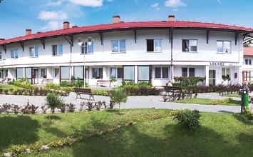 noclegi, wyżywienie, opieka medyczna (w tym 2 wizyty lekarskie) oraz rehabilitacyjna, 20 zabiegów w trakcie turnusu według zaleceń lekarza, program KO, wycieczka, wieczorki taneczne, ognisko z