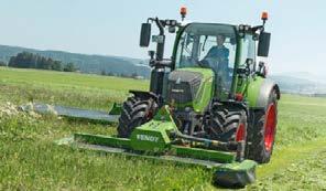 Hydraulicznie składane osłony zapewniają szybką zmianę pozycji transportowej na roboczą. Dzięki dużemu zakresowi wychylenia kosiarki Fendt idealnie dostosowują się do podłoża.