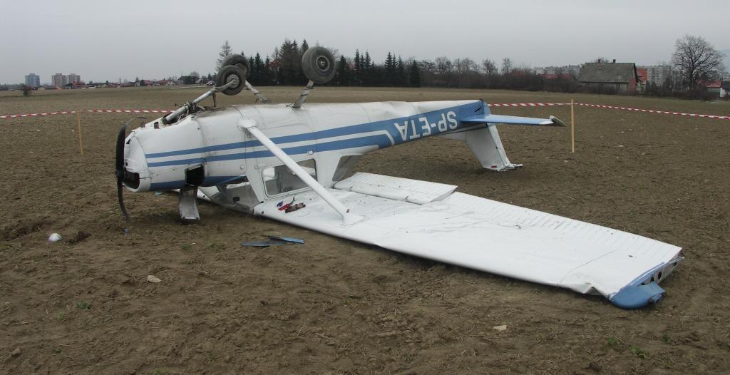 10 Ogólny widok rozbitego samolotu z prawej