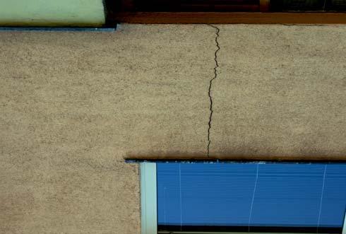Ryc. 8. Pêkniêcie muru budynku mieszkalnego w rejonie linii uskoku strefy Z2. Fot. L. J. Kaszubowski (lato, 2014) Fig. 8. Crack of the wall of a residential building in the area of the fault line zone Z2.