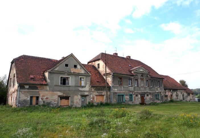 Pałac otoczony był parkiem krajobrazowym, którego istotnym elementem kompozycyjnym była przecinająca teren parkowy rzeka. Na terenie parku znajdowało się mauzoleum rodu v. Gröling.