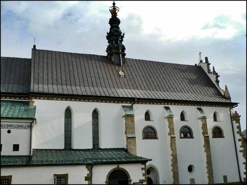 Na wysuniętym narożniku muru stoi paropiętrowa baszta. W pobliżu klasztoru jest źródełko, które lud uważa za cudowne.