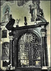 Na szczególną uwagę zasługuje ambona, arcydzieło sztuki rzeźbiarskiej z 1671, przedstawia drzewo genealogiczne Jessego.
