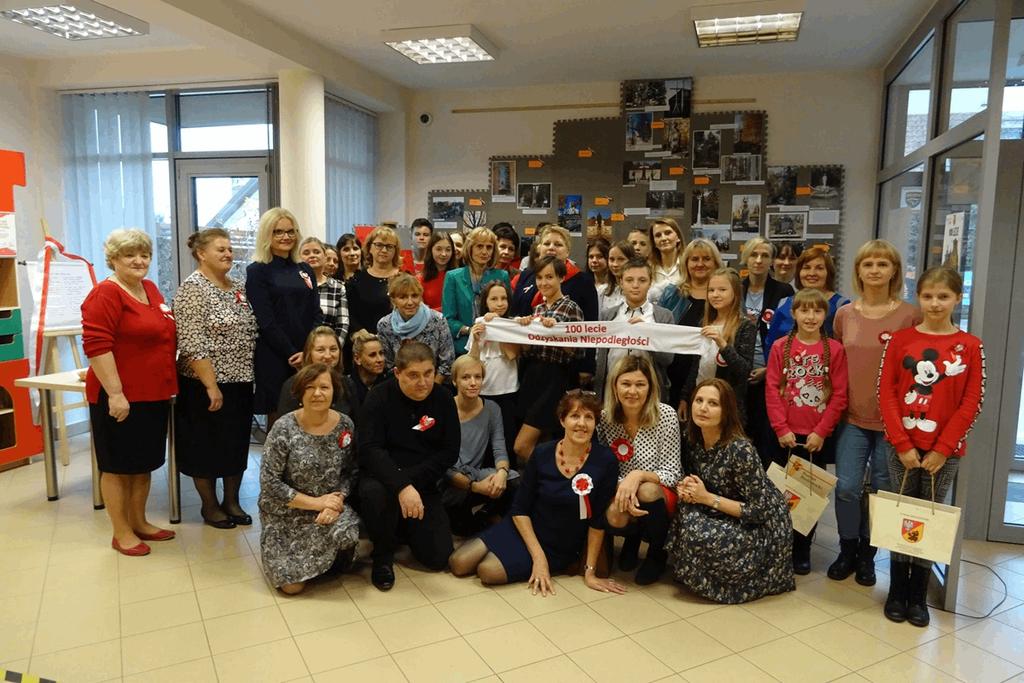 Bezpieczny Powiat Białostocki. 9 listopada 2018 podsumowanie powiatowego konkursu historycznofotograficznego Niepodległa nasza Mała Ojczyzna puzzle patriotyczne.
