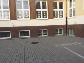 Stolarka okienna Stan techniczny stolarki okiennej PCV dobry - drewnianej zły.
