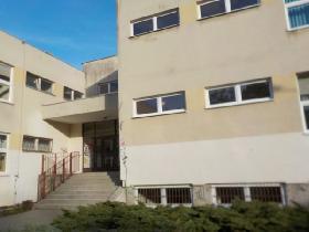 murowane - układ konstrukcyjny podłużny. Stropy gęstożebrowe. Dach płaski, stropodach wentylowany.