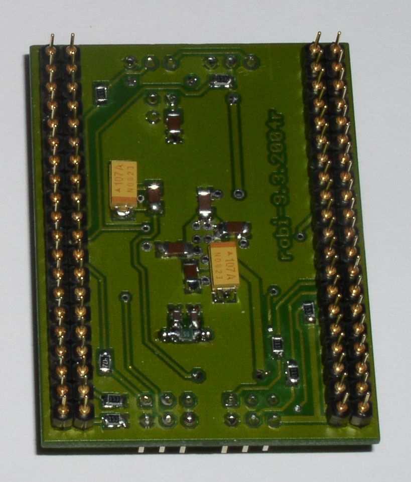 Wszystkie sygnały mikrokontrolera sa wyprowadzone na złacza w standardowym rozstawie (0.1 ), co umożliwia dołaczenie zewnetrznych rozszerzeń również przy użyciu uniwersalnej płytki drukowanej.
