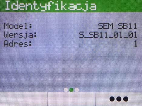 Ekran dostarcza użytkownikowi informacje o modelu, numerze seryjnym, wersji oprogramowania, aktualnym widoku oraz adresie komunikacyjnym złącza X31 RS-485 urządzenia SEM