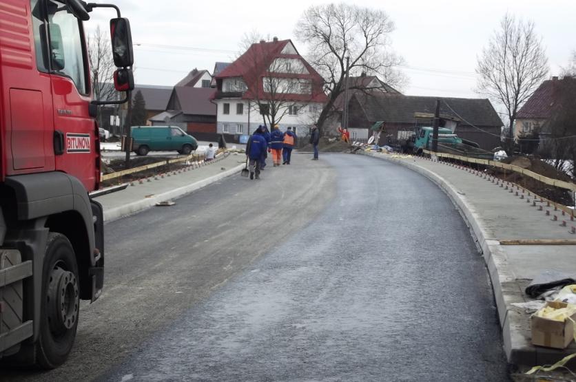 fot. obiekt mostowy podczas przebudowy nr K1660 Ludźmierz Pyzówka w km 2+780 W ramach usuwania skutków powodzi i ochrony przeciw-osuwiskowej zrealizowano następujące zadania: l.