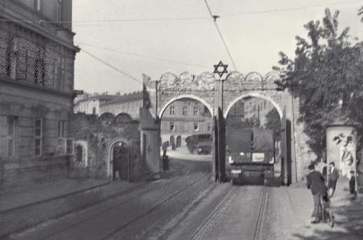 Obaj byli działaczami Frontu Odrodzenia Polski (FOP), tajnej organizacji katolickiej utworzonej podczas okupacji niemieckiej w Warszawie w 1941 r. przez Zofię Kossak-Szczucką.