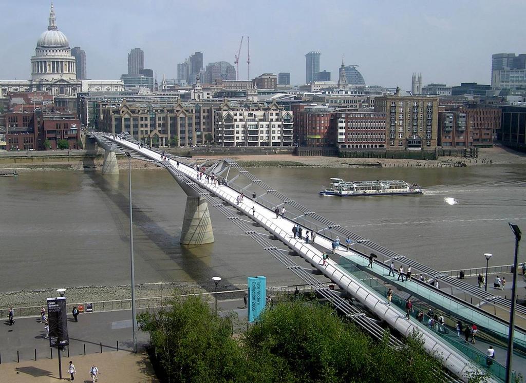Millenium Bridge w Londynie. Owary czerwca, zosał zamknięy czerwca. Duży ruch pieszych (ok.