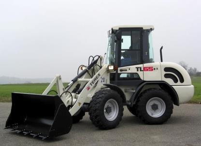 Badanie powtórzone było przez 6 operatorów Na rysunku 9 przedstawiono przykładowy wynik uzyskanego kąta skrętu oraz prędkosci jego zmiany dla ładowarki manewrujacej pomiedzy słupkami, zawróceniu na