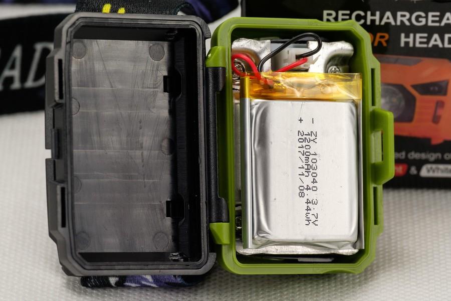 Model Tooniu HD-002, widoczny na zdjęciu po lewej, wyposażono w zintegrowany na stałe akumulator litowo-polimerowy (Li-Poly) o pojemności 1200mAh, wadą takiego rozwiązania, szczególnie w połączeniu z