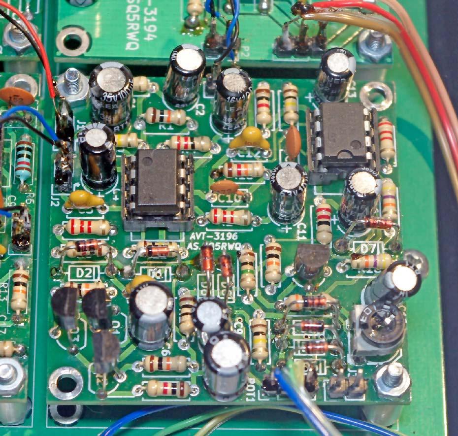 Modułowy odbiornik nasłuchowy na pasma 80 m i 40 m Dosia odbiorczego AVT-3191, a wyjście do wejścia wzmacniacza audio AVT-3194. Port P3, sterujący działaniem A.R.W.