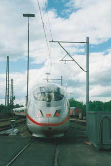 Uniwersalna konstrukcja sieci jezdnych z obrotowymi wieszakami przewodów został skonstruowany dla kolei zasilanej napięciem zmiennym, która osiąga prędkość do 260 km/h.