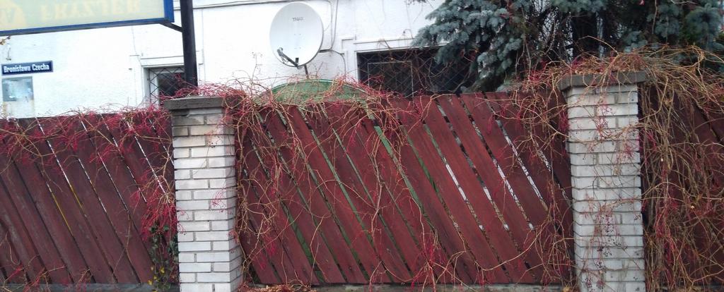 Warszawa Wawer Marysin Wawerski, ul. Bronisława Czecha Dom na sprzedaż za 1 200 000 PLN pow. 240 m2 1950 r. 5 000 PLN/m2 Opis nieruchomości: Sprzedaż nieruchomości o powierzchni całkowitej 760 m kw.