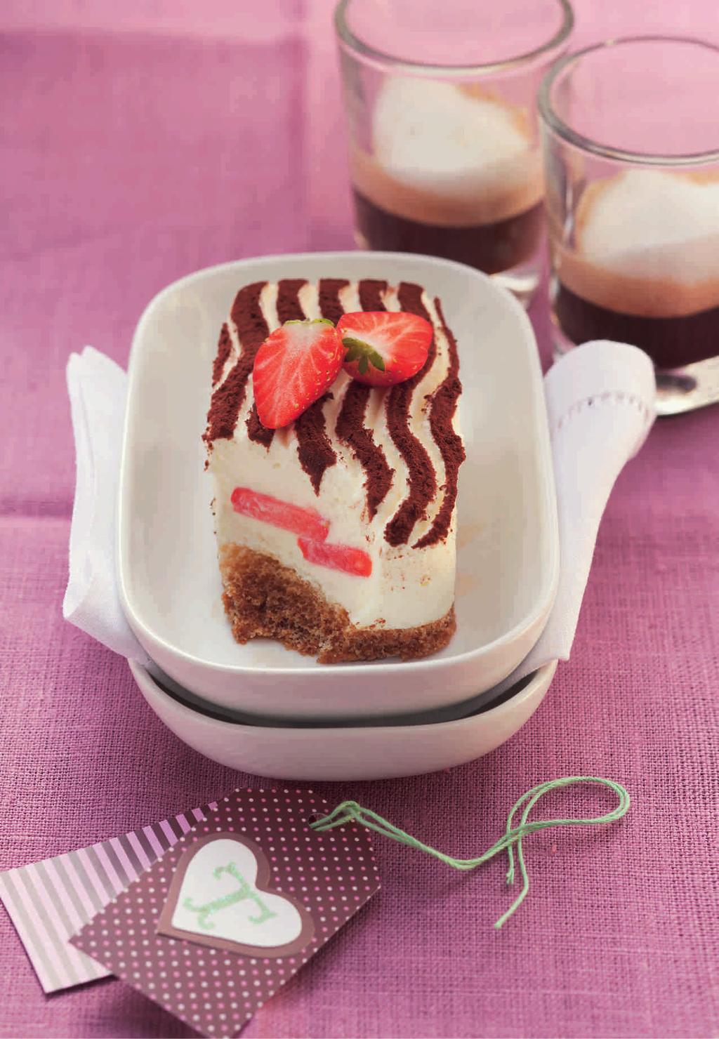 Mascarpone, twaróg, cukier puder i mleko wymieszać na gładką masę. 2 Wyciśniętą żelatynę rozpuścić w Amaretto zgodnie z przepisem i wymieszać z masą twarogową.