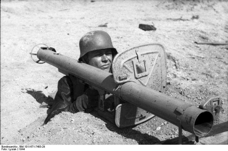 Rys.1.4. Niemiecki granatnik rakietowy Panzerschreck angielski granatnik ppanc PIAT o przebijalności 75m
