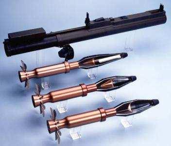 Rosyjski RPG-18. Rys.1.6. Amerykański granatnik jednorazowego użytku M72 LAW Rys.1.7. Rosyjski granatnik jednorazowego użytku RPG-18.