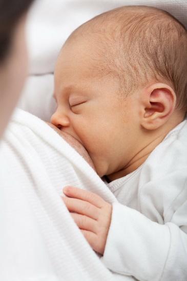 Gdy jest nieco większe i obawiamy się, że go nie utrzymamy, można położyć malca główką w dół na przykład na udzie podpowiada Joanna Świontek. Zapewnia, że zainteresowanie szkoleniami jest duże.