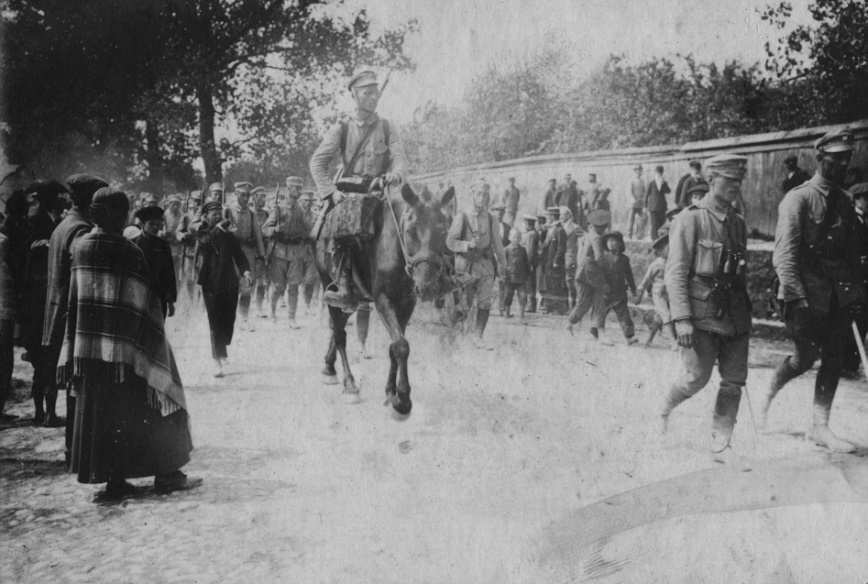 12 sierpnia 1914 Pierwsza Kompania Kadrowa w Kielcach. 1914 Oddziały Kadrówki wkraczają do Kielc w Kongresówce.