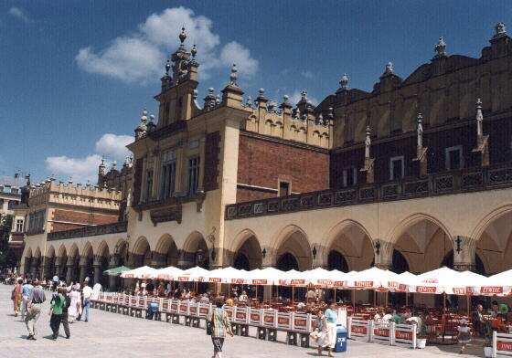 Egzamin maturalny z historii 5 Arkusz I Zadanie 10. (1 pkt) Wymie dwie najbardziej charakterystyczne cechy stylu architektonicznego budynku znajdujcego si w centrum ilustracji....... Zadanie 11.