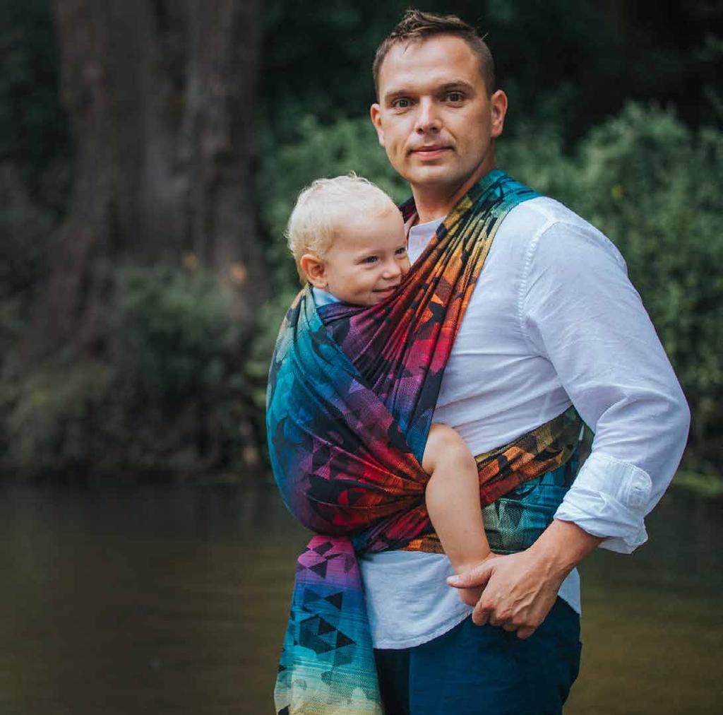 Prawidłowa pozycja dziecka Babywearing correct positioning czółko na wysokości pocałunku forehead you should be able to kiss it easily plecki lekko zaokrąglone back slightly curved nóżki lekko