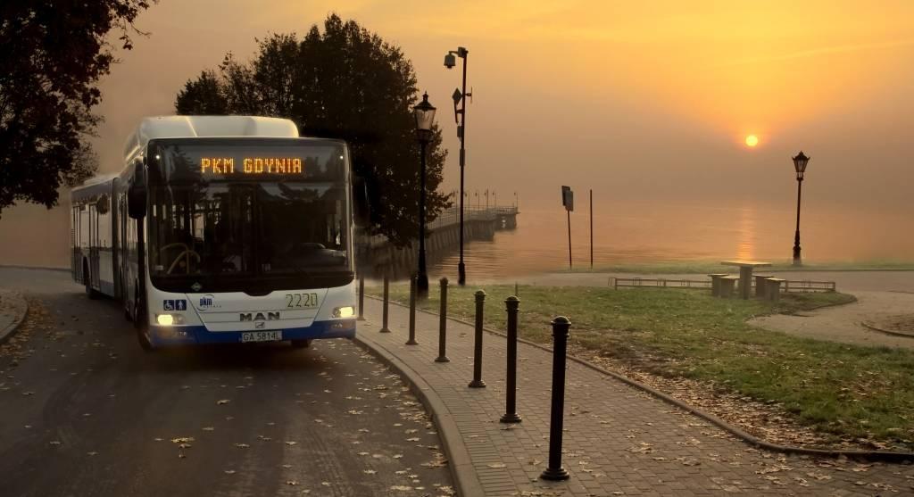 niskim, jak na autobusy przegubowe, zużyciem sprężonego gazu ziemnego rzędu 59-70 m 3 /100 km.