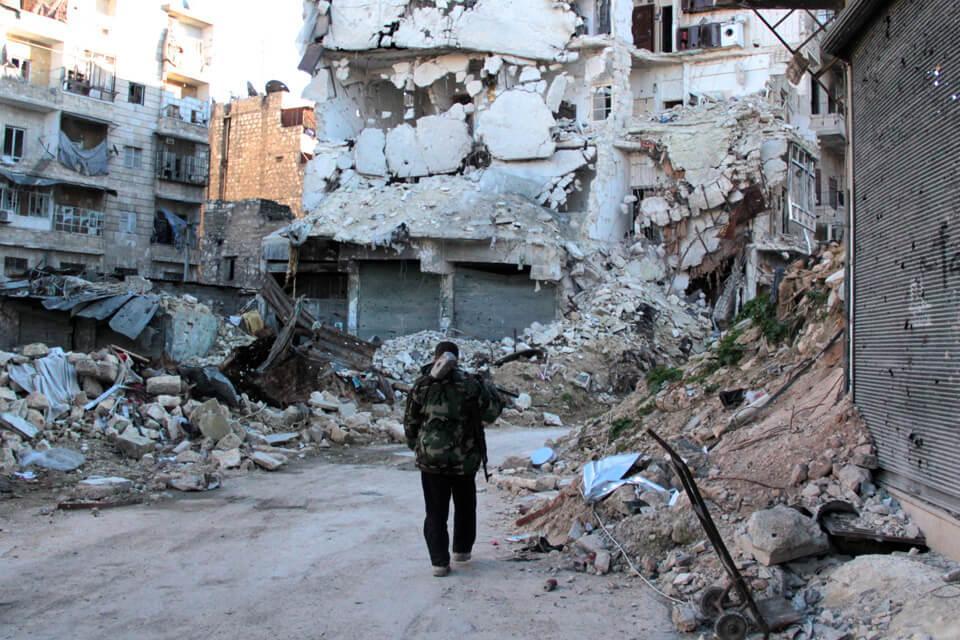 Przebieg wojny Obecnie Syria podzielona jest mniej więcej na pół, a wojna toczy się wzdłuż zurbanizowanego pasa od Aleppo na północy, przez Hamę, Homs, po Damaszek na południu.