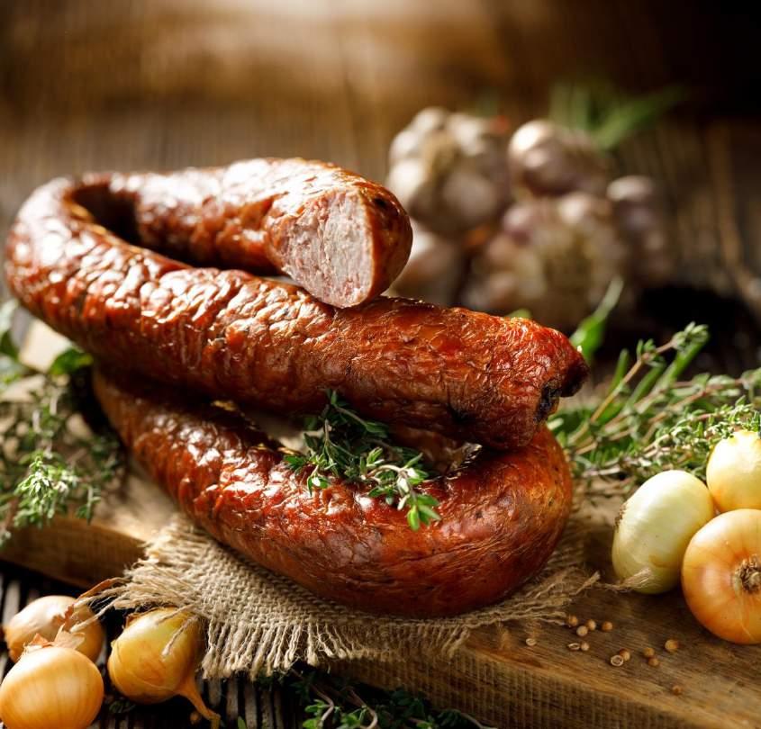 STÓŁ WIEJSKI STÓŁ WIEJSKI I Deski mięs z naszej wędzarni: szynka, baleron, boczek, schab, karkówka, polędwiczka Swojska kiełbasa i kaszanka 1 500 PLN 6 kg Staropolski pasztet z grzybami 2, Wybór