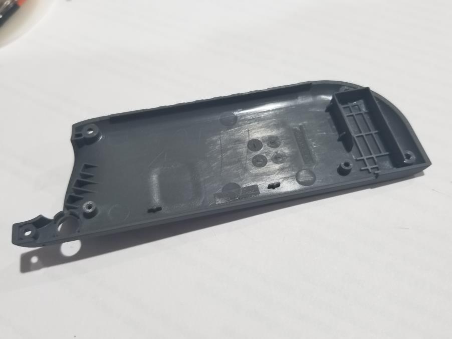 Przygotowanie Tylnej Obudowy Joycon a. 1. Usuń 4 śruby YBIT z tyłu Joycona (możliwe że trzeba użyć więcej siły obracając powoli.