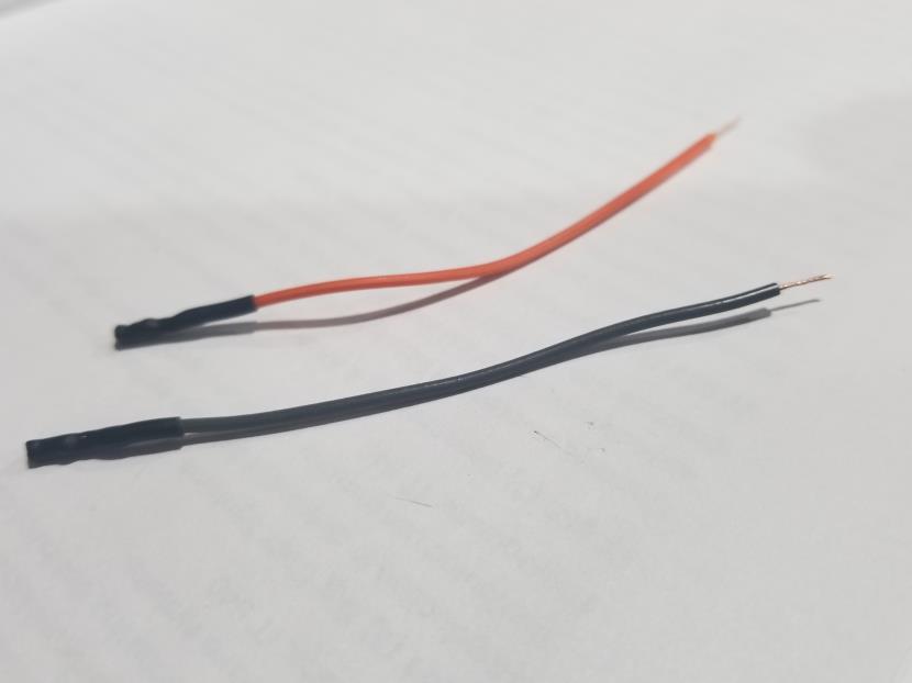 Podłączenie Kabli do Płytki w JoyCon ie. 1. Zmierz długość kabli i odpowiednio dotnij aby nie zabierały zbyt dużo miejsca w obudowie (zostaw jednak trochę miejsca na margines błędu).
