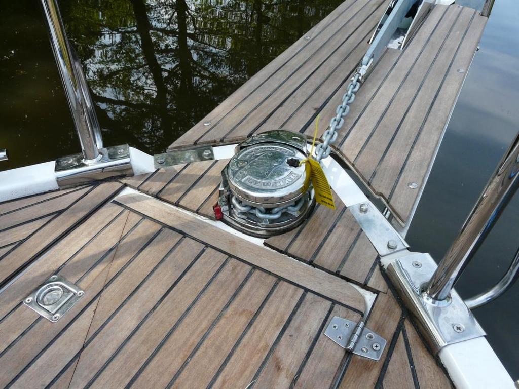 Lodówka zainstalowana na jachcie może być zasilana, między innymi, napięciem 230V, podłączenie jest stałe, po podłączeniu do sieci lądowej wystarczy przełączyć przełącznik wyboru źródła zasilania na