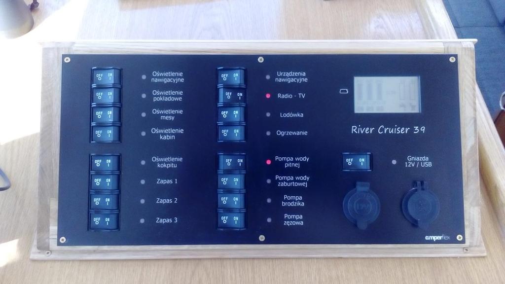 2. INSTALACJA ELEKTRYCZNA Jacht posiada instalację elektryczną 12V, zasilaną z trzech oddzielnych banków baterii: 100Ah rozruch silnika, 200Ah hotel, 200Ah serwis (ster strumieniowy i winda