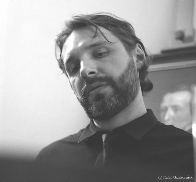 fot. Rafał Garszczyński Sebastian Frankiewicz Perkusista. Absolwent Wydziału Jazzu w Akademii Muzycznej im. Karola Szymanowskiego w Katowicach.