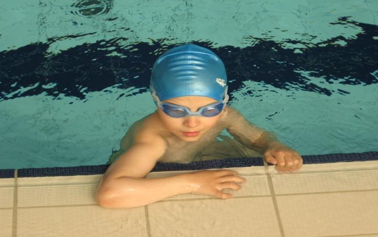 Z racji na właściwości fizyczne wody oraz siły wyporu pływanie nie obciąża układu kostno-stawowego.