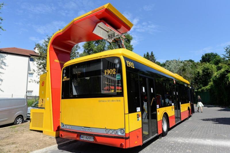 Metoda rozmieszczenia infrastruktury ładowania autobusów elektrycznych 59 Ostatnim opisywanym rodzajem urządzeń ładowania elektrobusy są pantografy, które również umożliwiają całkowicie