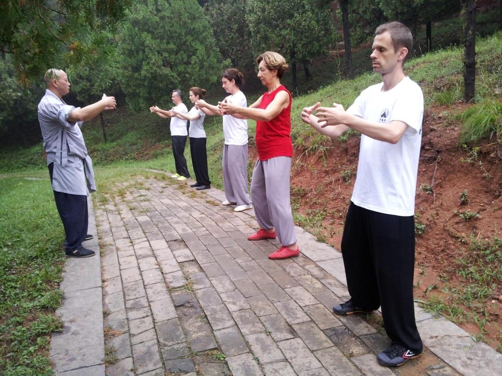 na zdjęciu od lewej: mistrz Shi Yan Ao, Tomasz Krawczyński, Joanna Jóźwiak, Anna Hajduczenia, Anna Horban i Rafał Becker (foto Guo Yin He) praktykujący qigong Hun Yuan W sierpniu 2016 roku grupa