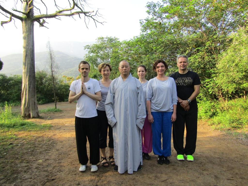 na zdjęciu od lewej: Rafał Becker, Anna Horban, mistrz Shi Yan Ao, Joanna Jóźwiak, Anna Hajduczenia i Tomasz Krawczyński Zaczął uprawiać kung fu od 14-go roku życia.