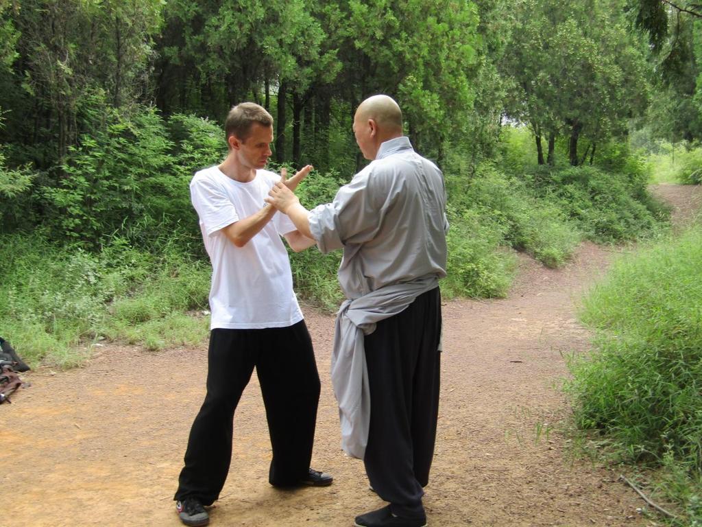 na zdjęciu Rafał Becker i mistrz Shi Yan Ao (foto Guo Yin He) podczas praktyki qigongu Hun Yuan Jak wygląda plan dnia mistrza Shi Yan Ao? Wstaje jak inni mnisi w klasztorze o godzinie 5.00 rano.