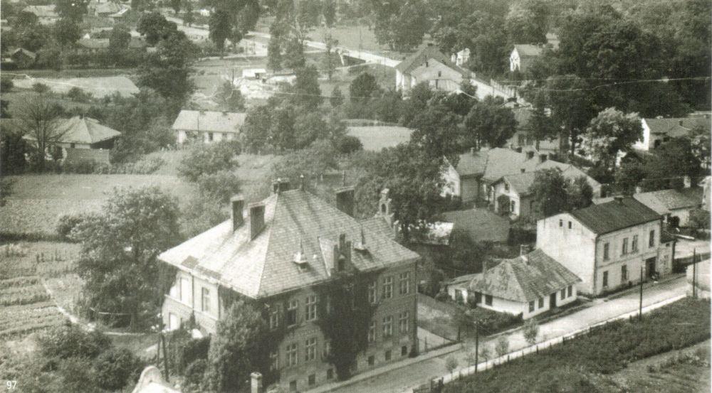 Ul. Szkolna (również licznie zamieszkiwana przez Żydów), widok z wieży kościelnej, lata 40.