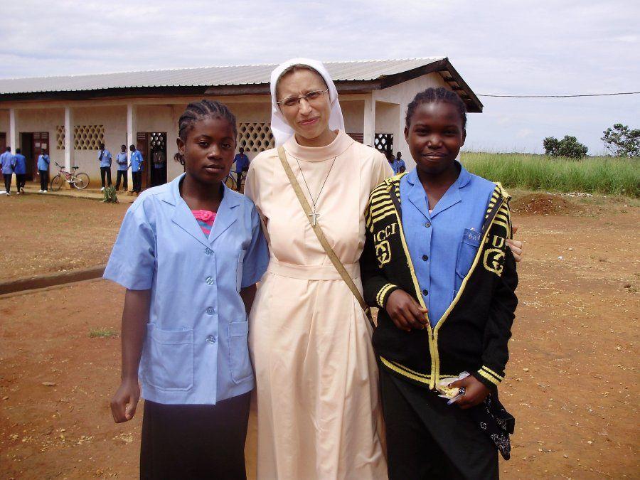 4 paczki do Kamerunu - misjonarka z Polski siostra Alina