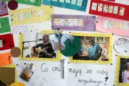KODOWANIE ALFABETEM BRAILLE A Uczniowie w oparciu o pokazane znaki kodują swoje imię. Kropki powinny być wypukłe.