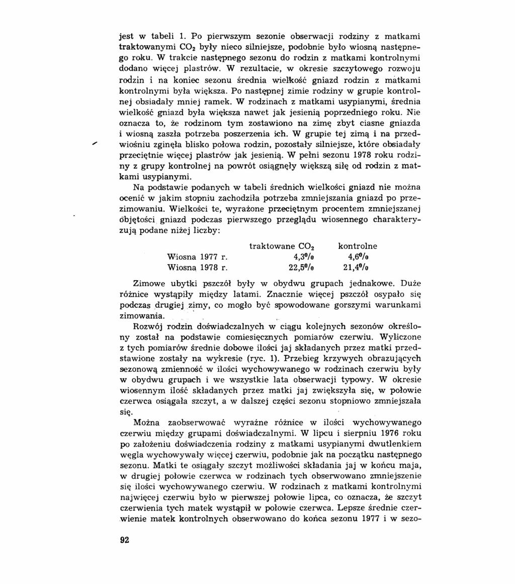 jest w tabeli 1. Po pierwszym sezonie obserwacji rodziny z matkami traktowanymi CO 2 były nieco silniejsze, podobnie było wiosną następnego roku.