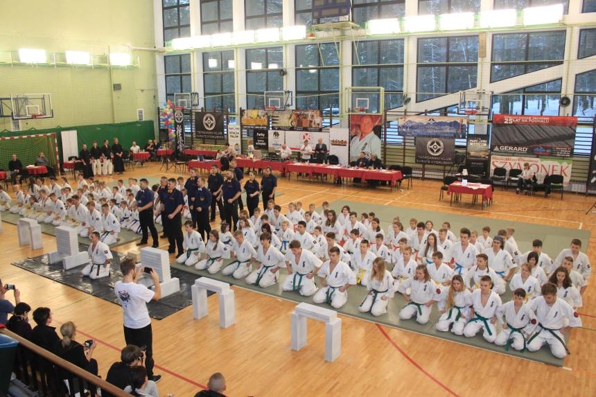 Wiadomości Wtorek, 6 grudnia 2016 21 medali 7 złotych, 7 srebrnych i 7 brązowych, a także II miejsce drużynowo dla Limanowskiego Klubu Kyokushin Karate!